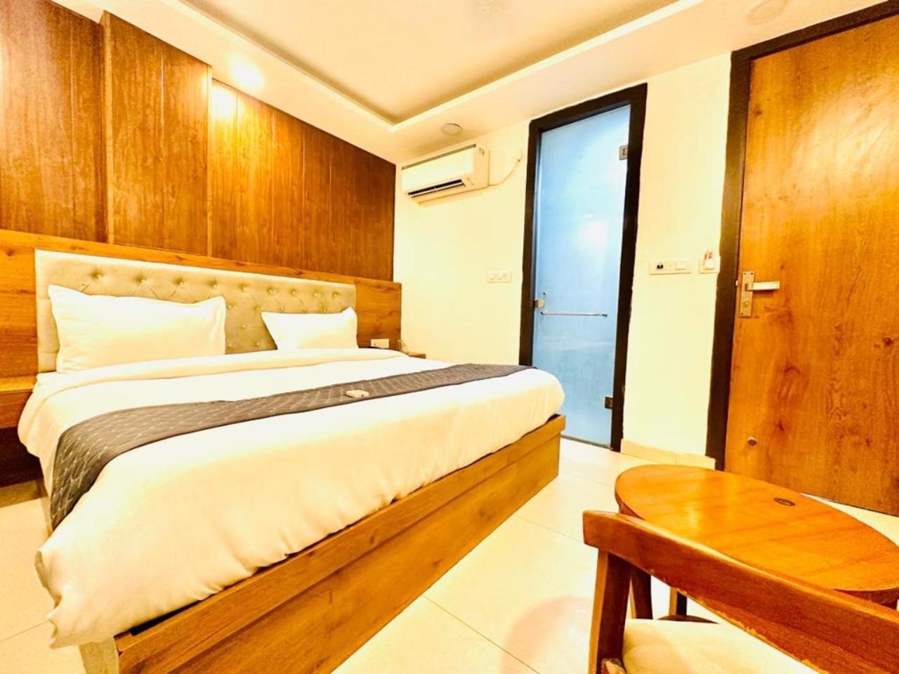 Hotel Qubic Near Igi Delhi Airport 뉴델리 외부 사진