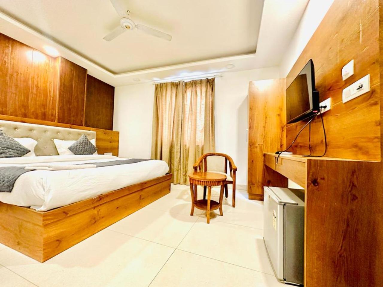 Hotel Qubic Near Igi Delhi Airport 뉴델리 외부 사진